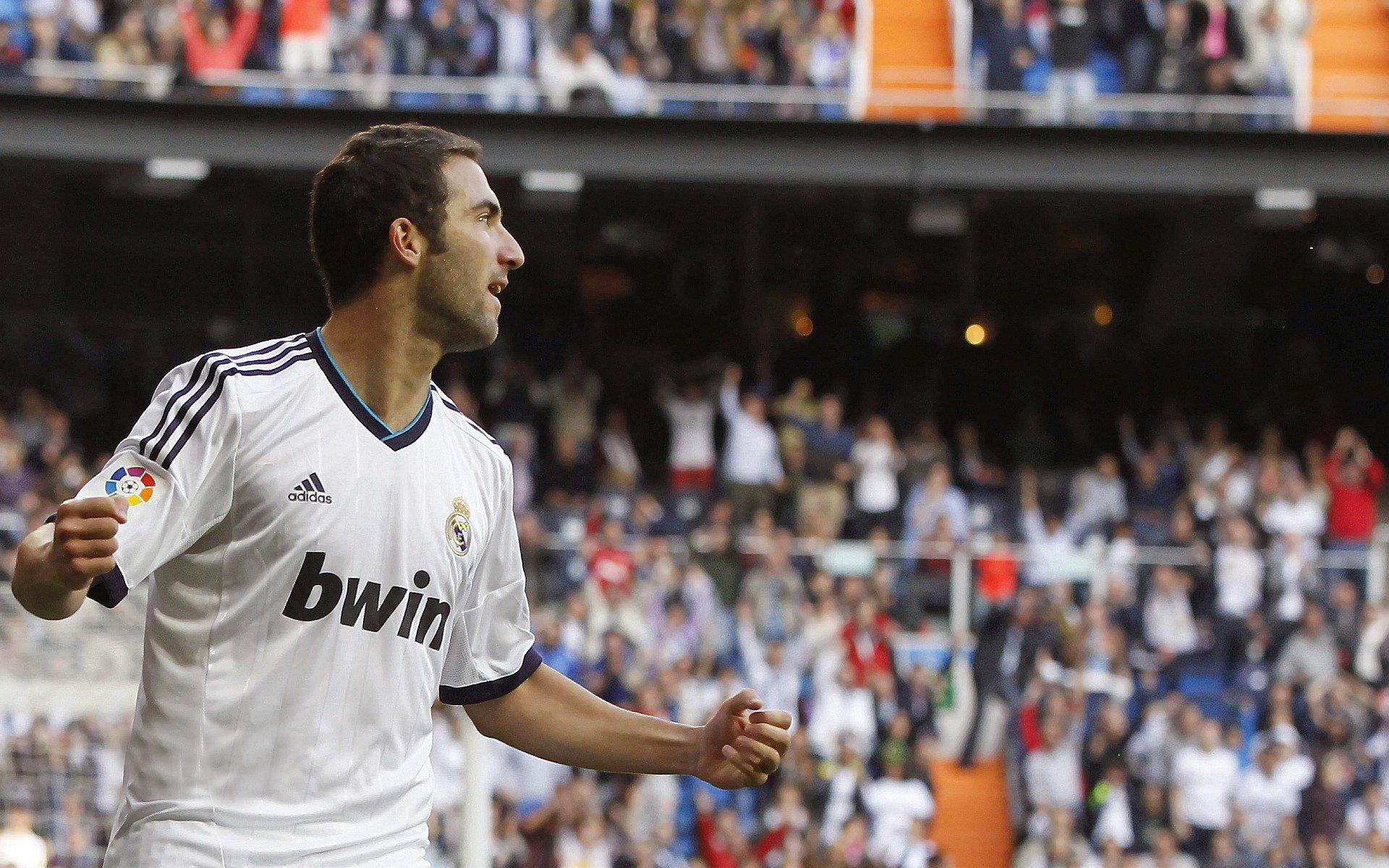 欧冠半决赛：尤文逆转淘汰米兰 老将基耶利尼抱着奖杯绕场一周